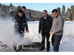 Uludağ’da Hem Kayak Hem Mangal Keyfi Yapıyorlar