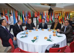 Mevlana Üniversitesi'nden Yabancı Öğrencilerine Konya Pilavı İkramı