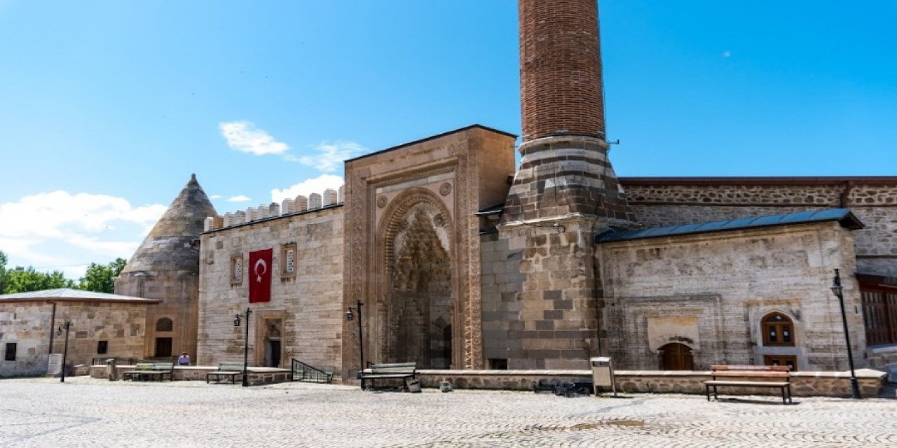 Konya'daki bu caminin mihrabı tamamen çini mozaikle kaplı
