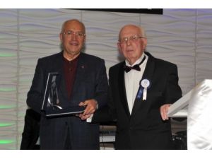 93 Yaşında, Meslekteki 70. Yılı Anısına Plaket Aldı