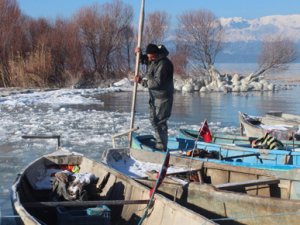 Buz kırarak eve ekmek götürüyorlar