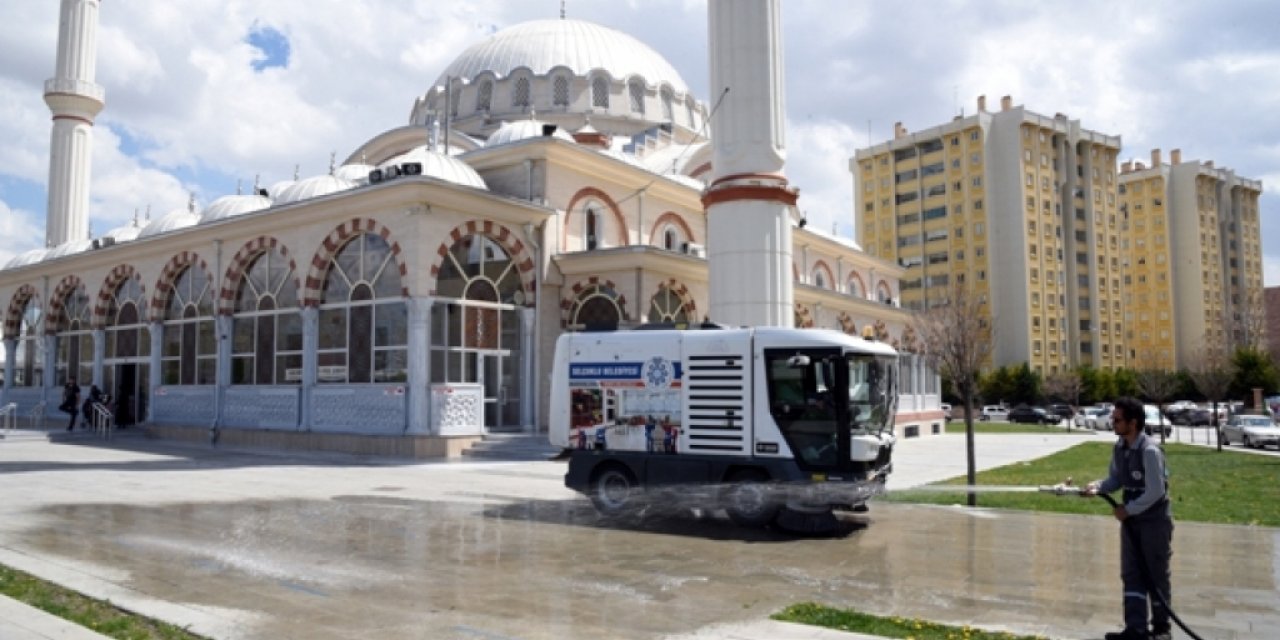 Selçuklu 'da camiler gül suyu ile yıkandı