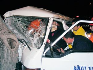 Sıkıştığı araçtan güçlükle çıkarıldı