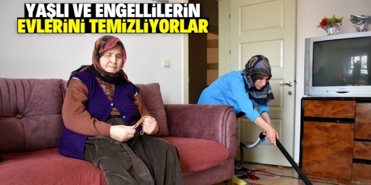 Yaşlı ve engellilerin evinin temizliğini yapıyorlar