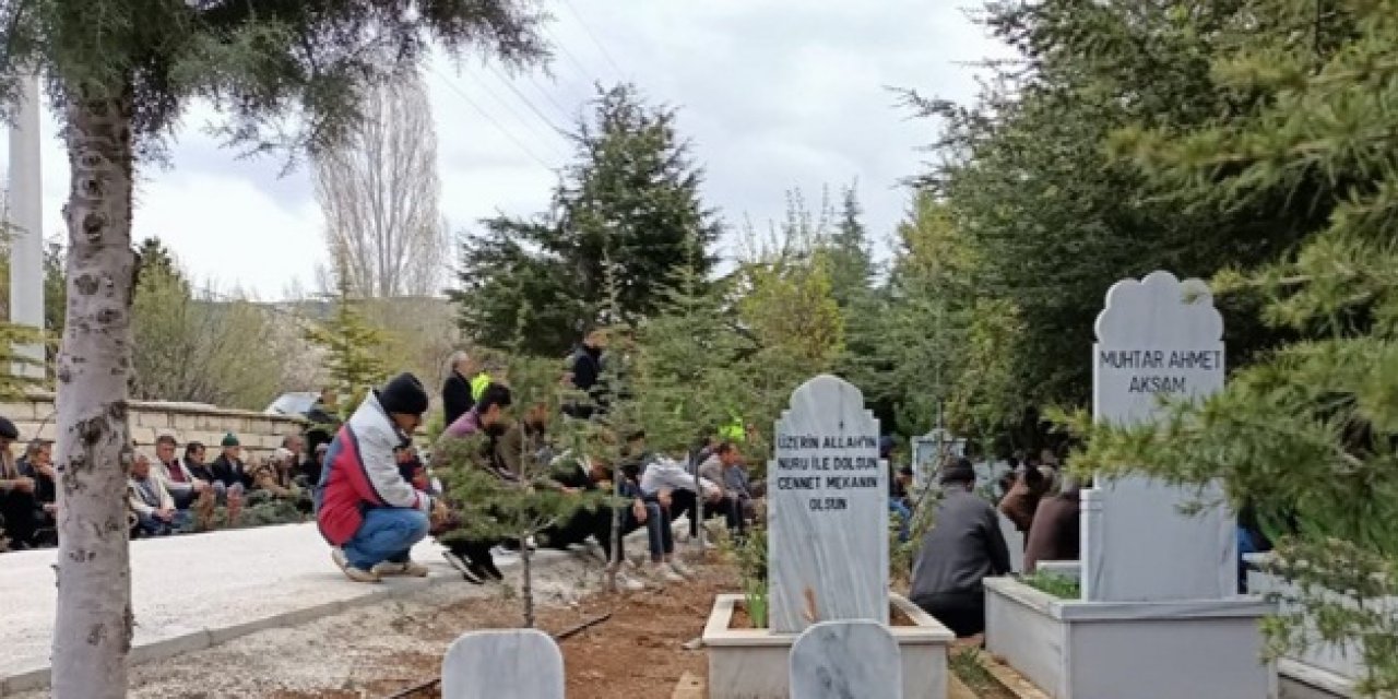 Konya'da traktörün devrilmesi sonucu hayatını kaybeden genç kızın cenazesi defnedildi