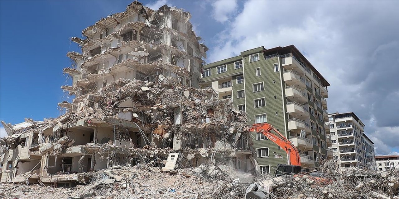 Hatay'da bina yıkım ve enkaz kaldırma çalışmaları sürüyor