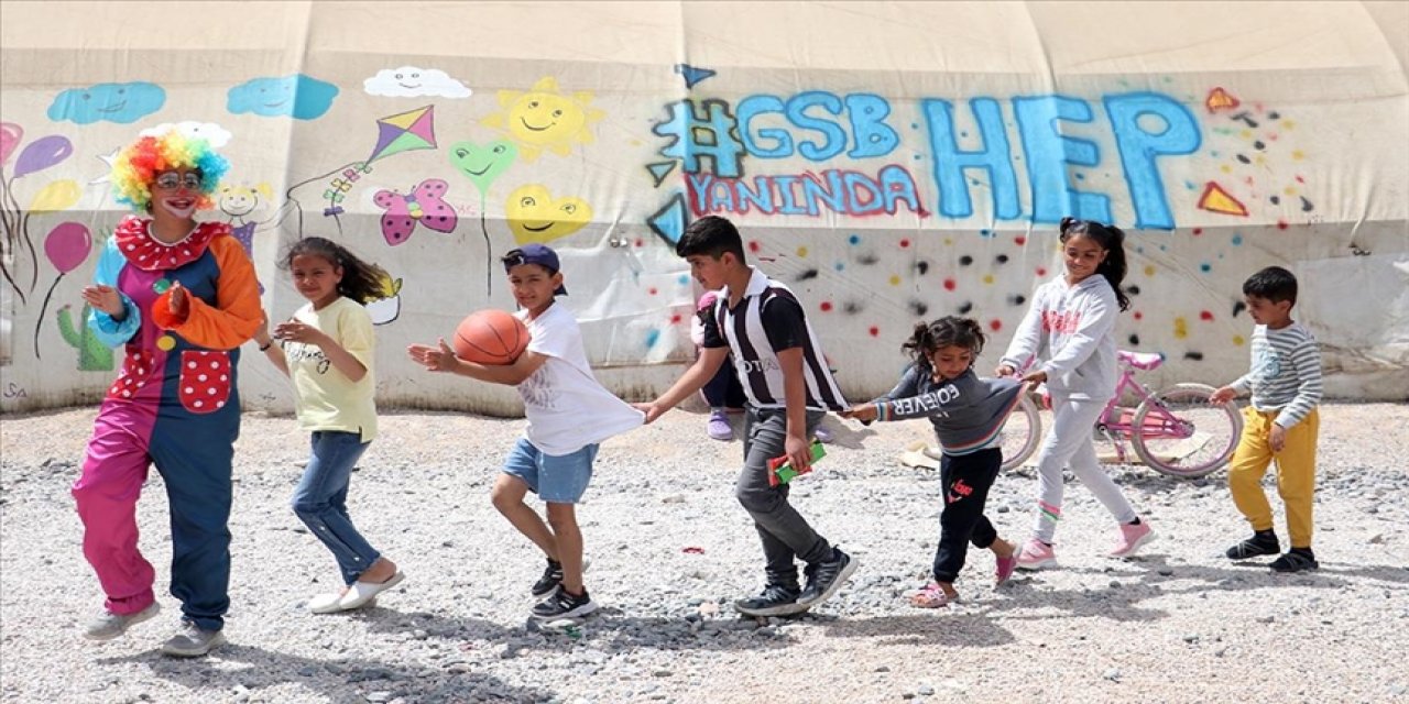Malatya'da konteynerlerde kalan depremzede çocukların yüzünü, gönüllü gençler güldürüyor