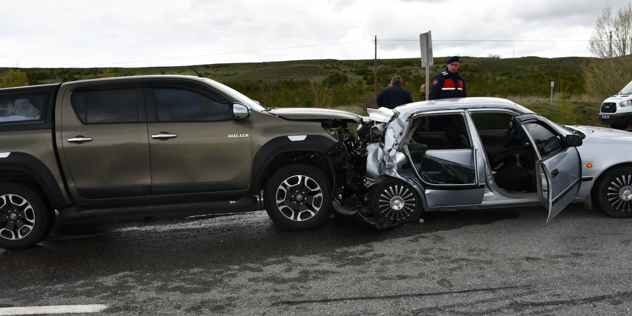 İki aracın çarpıştığı kazada 8 kişi yaralandı