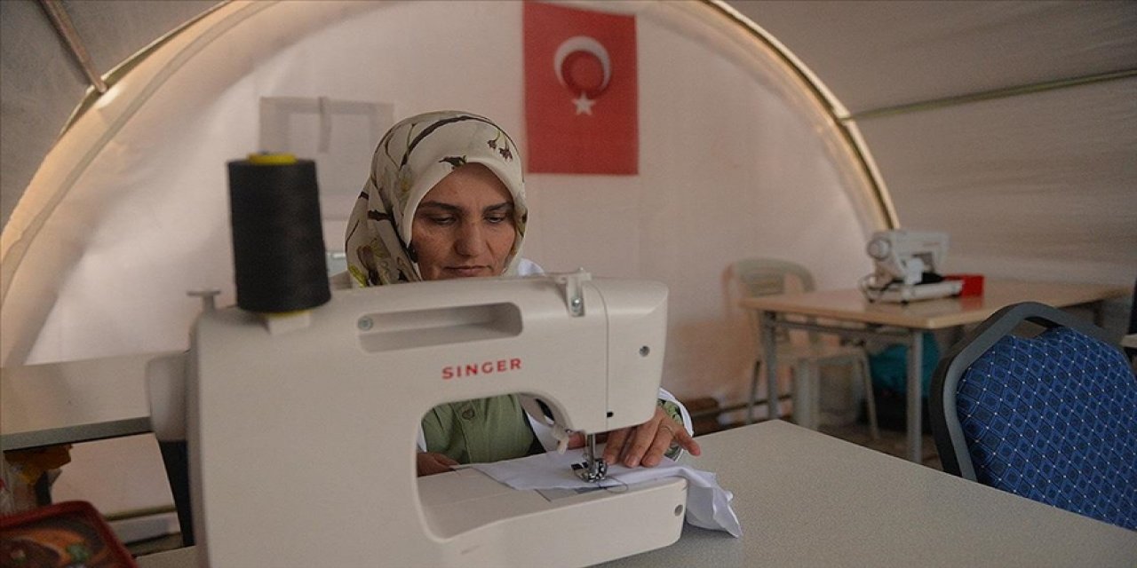 Kahramanmaraş'taki "çadır atölye"de kadınlar hem üretiyor hem stres atıyor