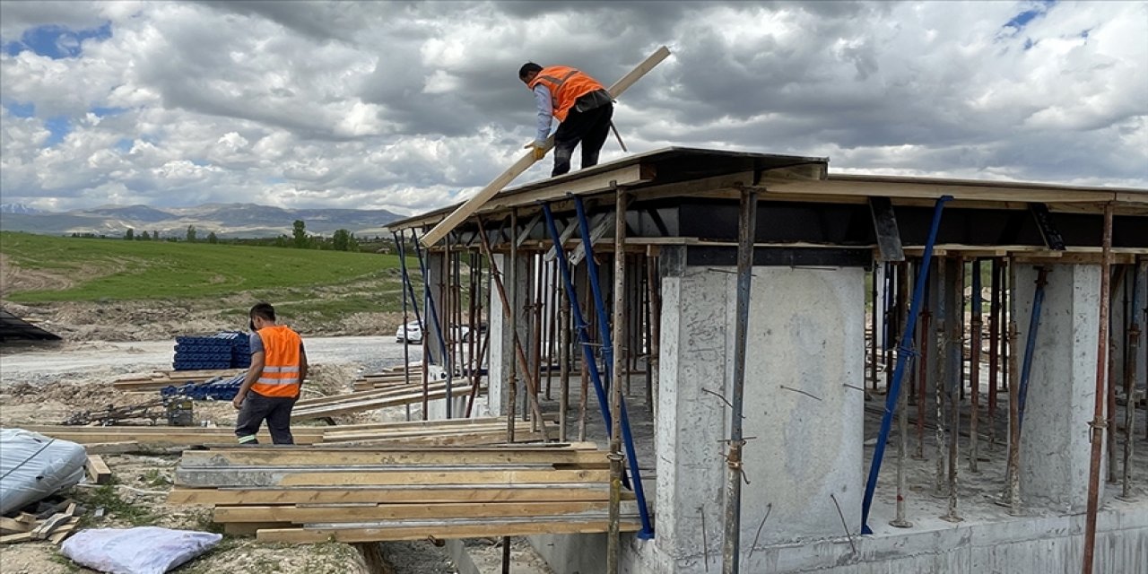 Malatya'da depremzedeler için köy tipi konutların inşası sürüyor