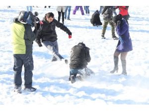 Üniversiteli Gençler Karı Eğlenceye Dönüştürdü