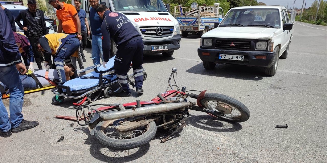 Konya'da pikap ile çarpışan motositlet sürücüsü yaralandı