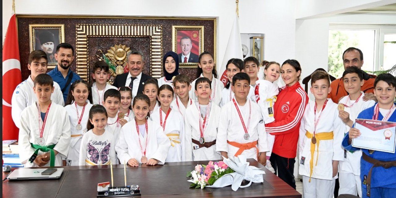 Şampiyonlar Başkan Mehmet Tutal’ı ziyaret etti