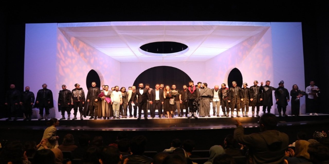Konya Şehir Tiyatrosu Mevlana'nın 750. Vuslat Yılı Anısına "Barsisa" oyununu sergiledi
