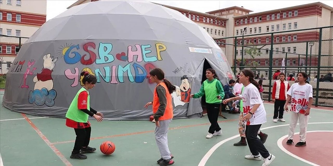 Depremzede çocuklar, Gençlik ve Spor Bakanlığının malzeme desteğiyle spor yapıyor