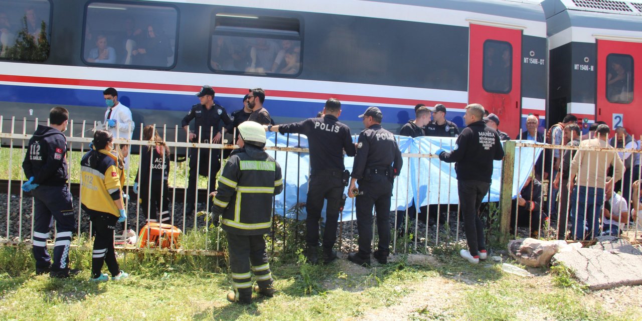 Manisa'nın Şehzadeler ilçesinde yolcu treninin çarptığı 79 yaşındaki kişi yaşamını yitirdi