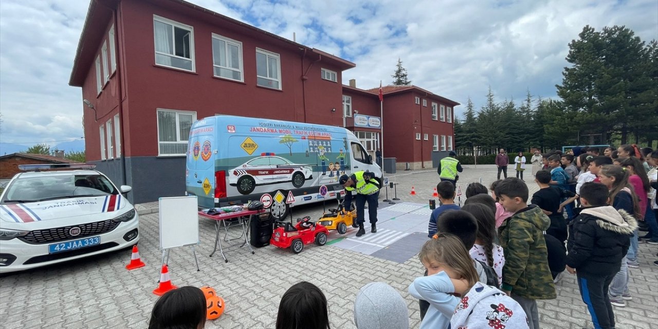 Seydişehir'de jandarma ekiplerinden öğrencilere trafik eğitimi