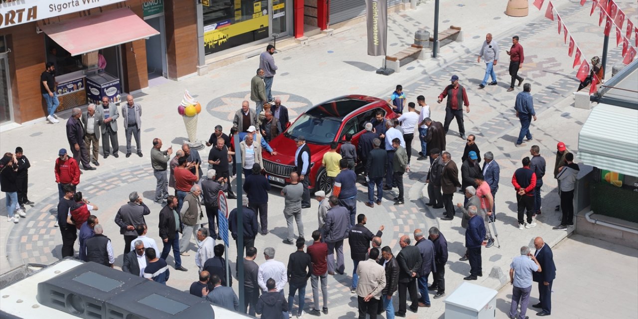 Türkiye'nin yerli otomobili Togg Kulu ve Cihanbeyli'de sergilendi