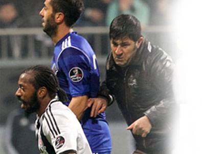 Sahaya giren taraftar Fernandes'e saldırdı!