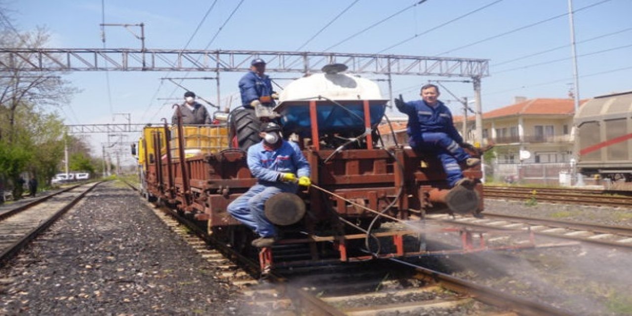 Konya'daki raylarda ilaçlama çalışması yapılıyor