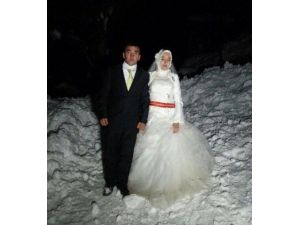 Karın Kapattığı Yol Gelin Ve Damat İçin Açıldı