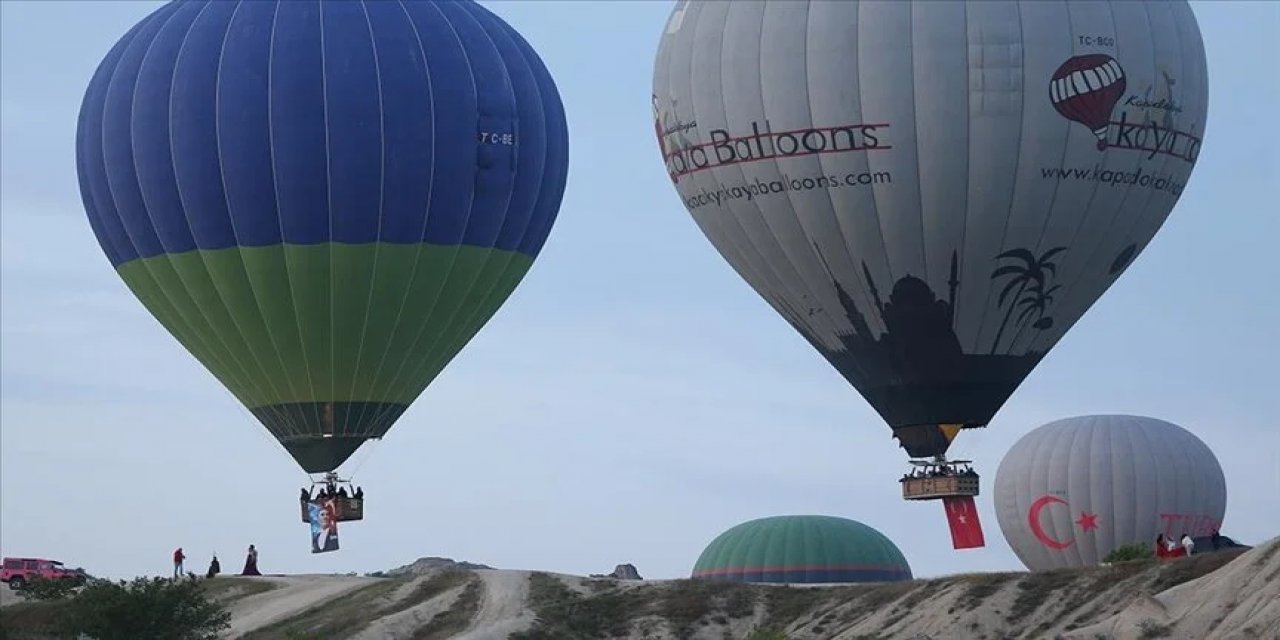 Kapadokya'da balonlar Türk bayrakları ve Atatürk posteri ile uçtu