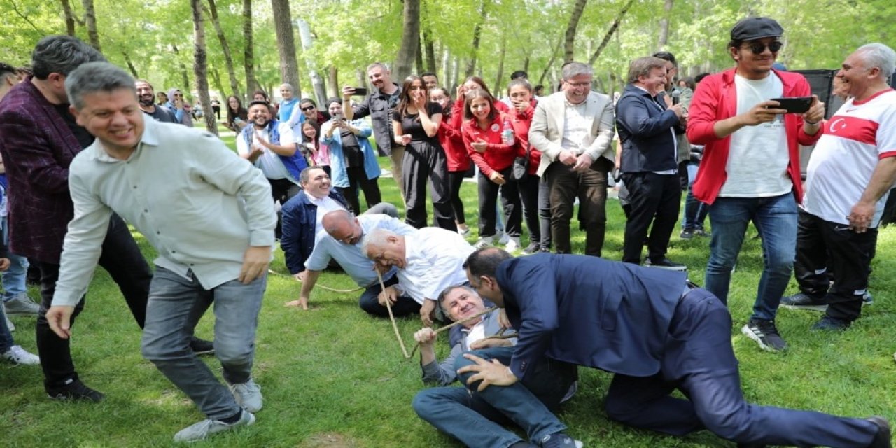 Aksaray'daki gençlik şöleninde kurum müdürlerinin çektiği halat koptu