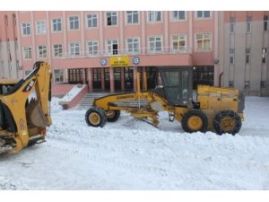 Muş’ta Okul Bahçeleri Kardan Temizleniyor