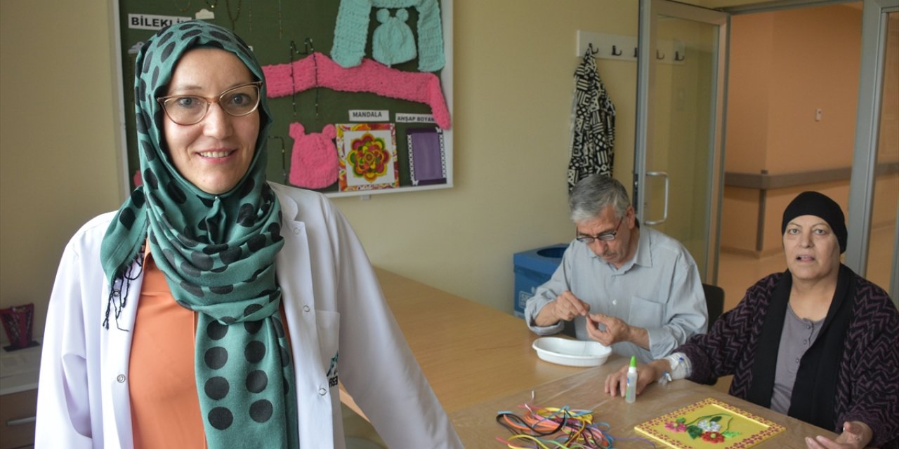 Annesi de kanser tedavisi gören Büşra öğretmen hastalara moral oluyor