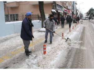 Belediye Yolları Kardan Temizliyor