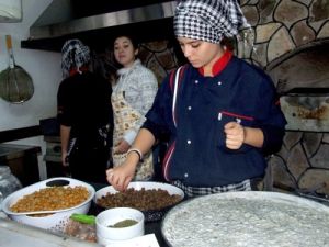 Çiğ Köfteye Üniversiteli Eli Değdi