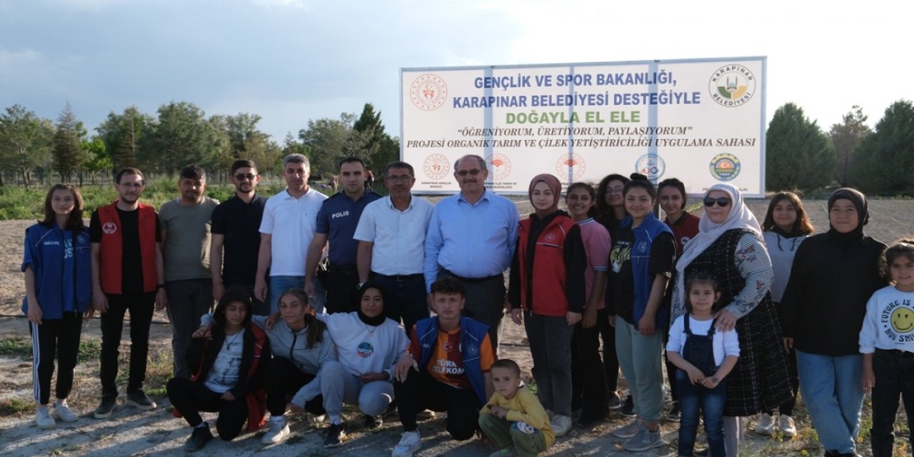 Karapınar'da gençler her yıl ürettikleri sebzeleri ihtiyaç sahiplerine dağıtıyor