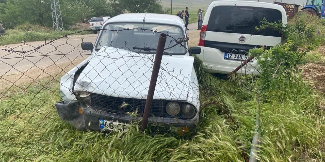 Hafif ticari araç otomobille çarpıştı, 4 kişi yaralandı