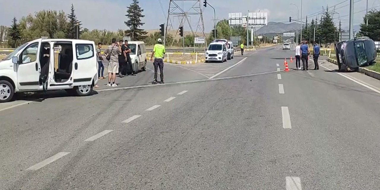 Konya'da otomobille hafif ticari aracın çarpışması sonucu 4 kişi yaralandı