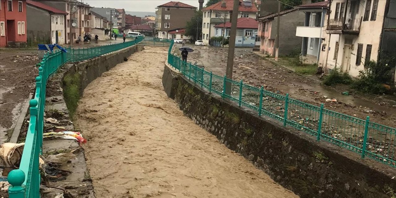 Samsun'da sel dolayısıyla bazı vatandaşlar evlerinden tahliye edildi