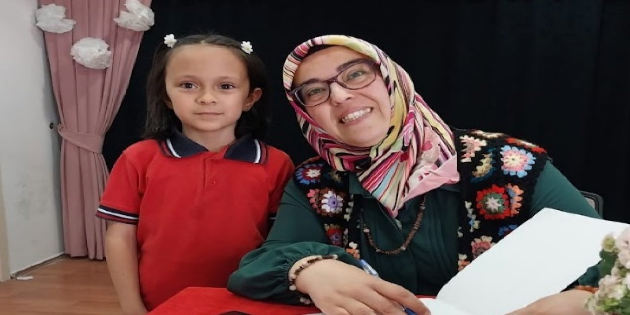 Eğitimci Hatice Salar Ünal öğrencilere kitabını imzaladı