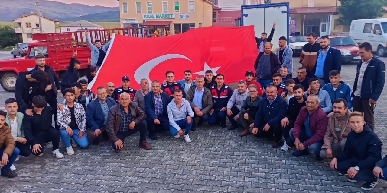 Konya'da kavga ihbarına giden jandarmaya pasta ve meşaleli sürpriz kutlama