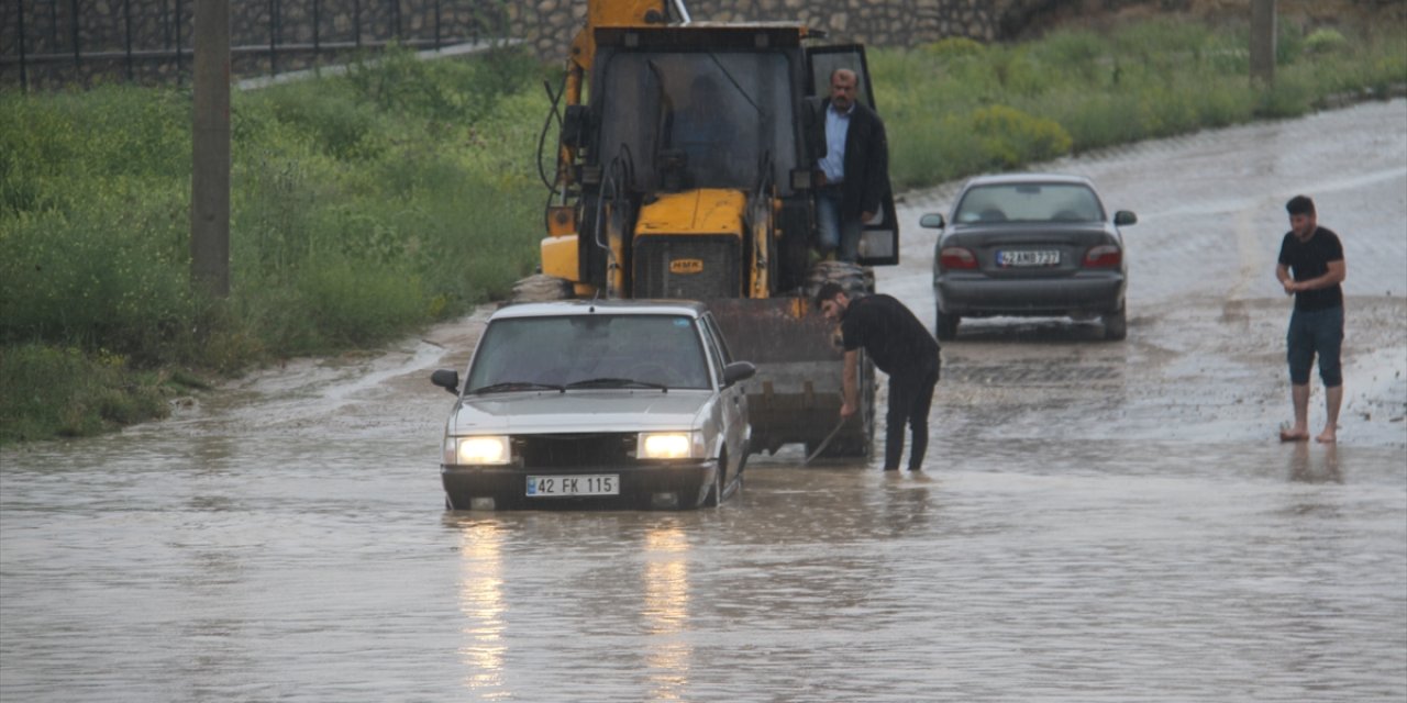 Konya'da ev ve iş yerleri sular altında kaldı