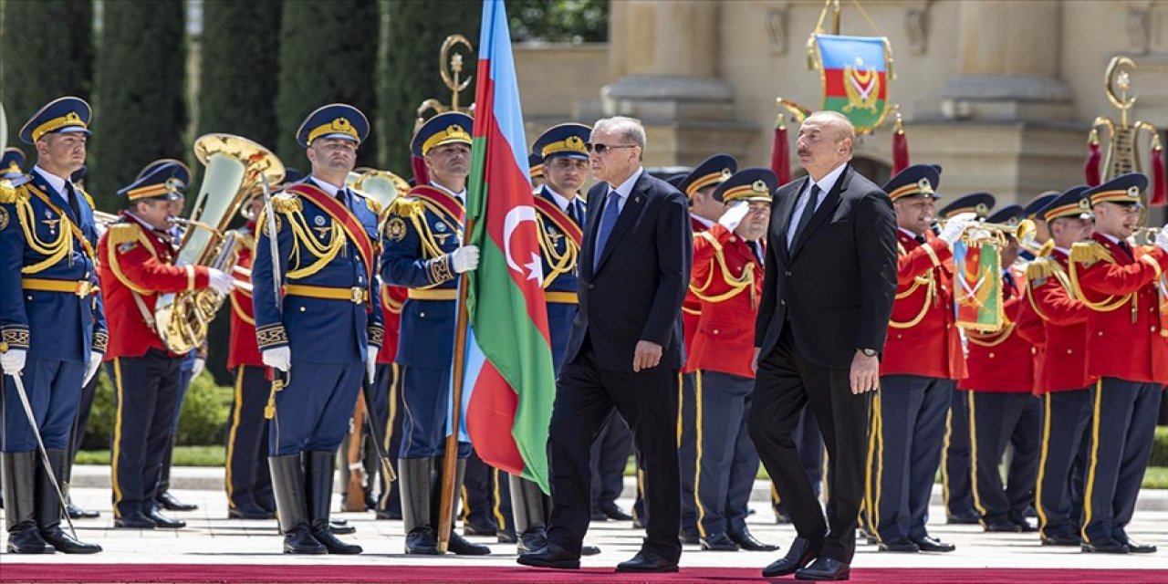 Cumhurbaşkanı Erdoğan, Azerbaycan Cumhurbaşkanı Aliyev tarafından resmi törenle karşılandı