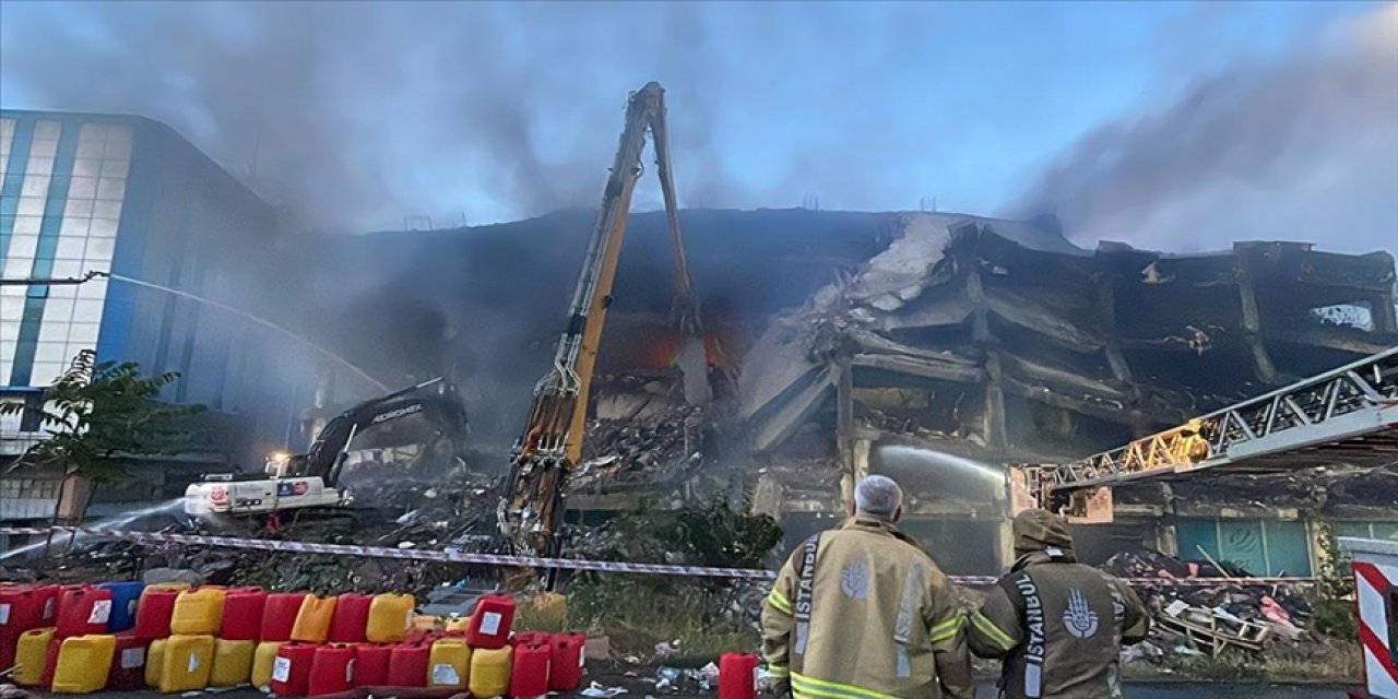 Başakşehir'de fabrikada çıkan yangını söndürme çalışmaları 65 saattir sürüyor