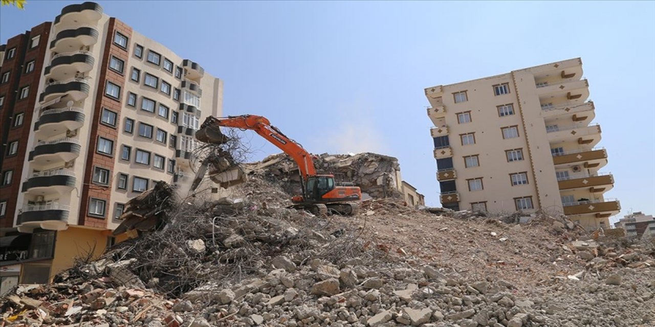 Gaziantep’te ağır hasarlı yapıların yıkımı sürüyor