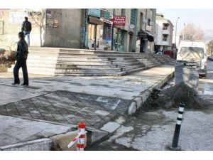 8 İş Merkezinde Merdiven Yenileme Çalışması Yapılıyor