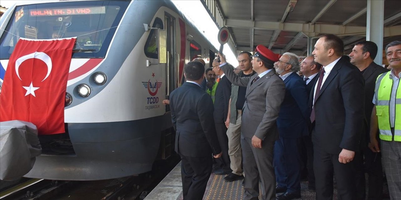 Malatya'yı hızlı trenle Ankara ve İstanbul'a bağlayacak Sivas Bölgesel Treni seferleri başladı