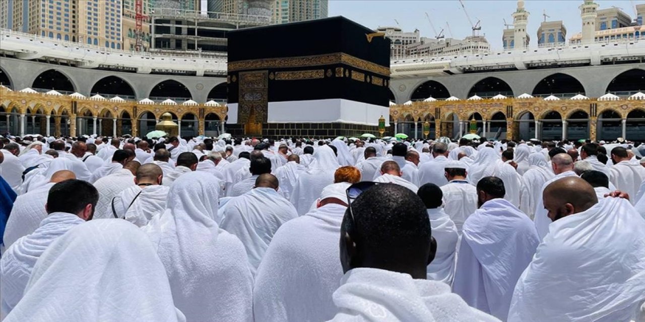 Hacı adayları cuma namazını Mescid-i Haram'da kıldı