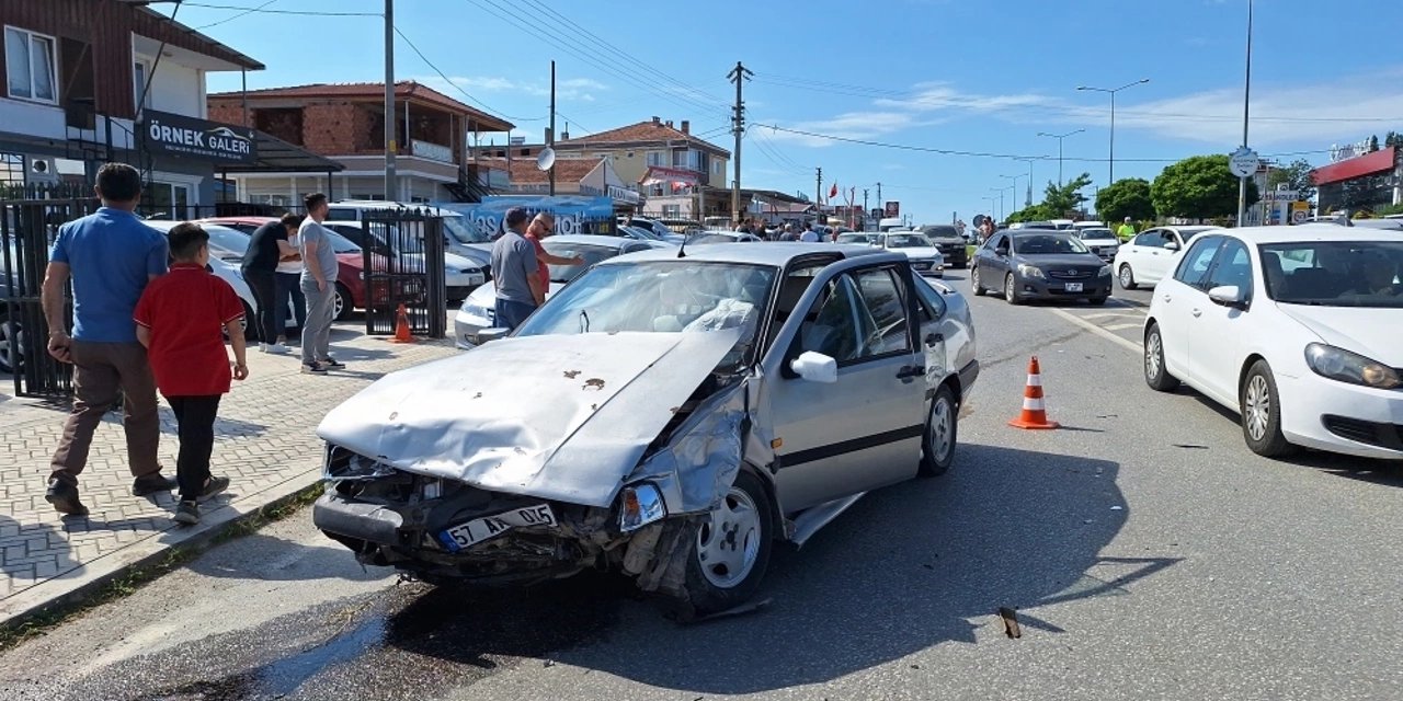 İki otomobilin çarpıştığı kazada 4 kişi yaralandı