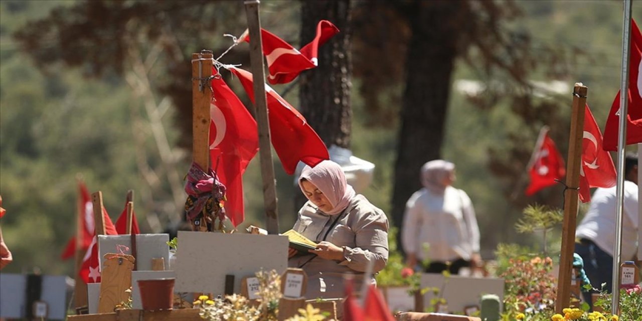 Kahramanmaraş'ta kabristanda hüzünlü bayram