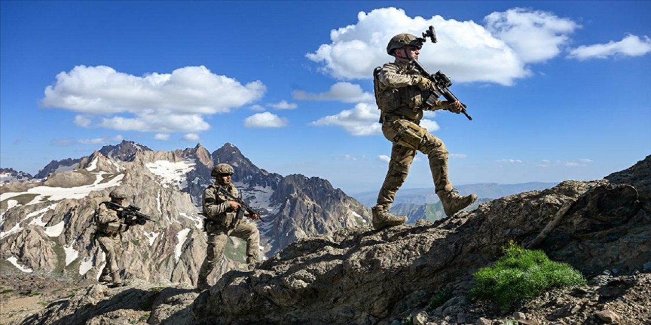 Güvenlik güçleri, ülkenin huzur ve güvenliği için görev yapıyor.