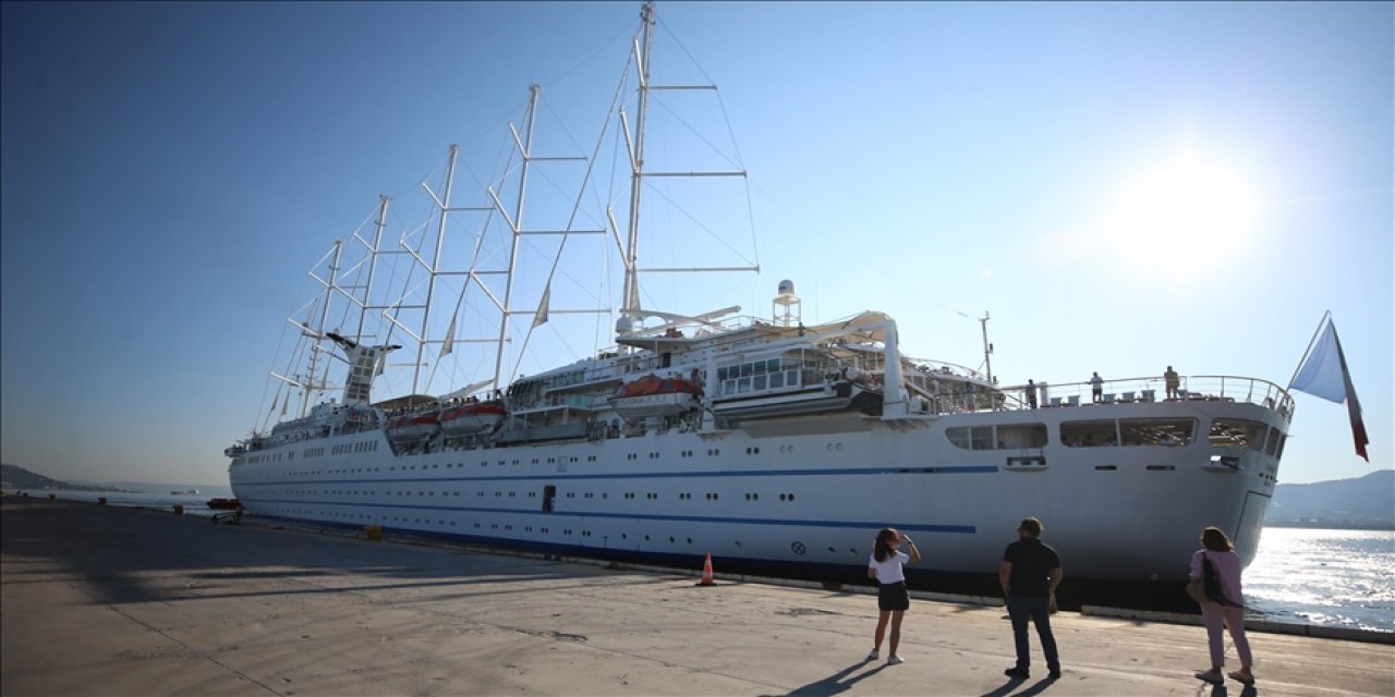 Çanakkale Limanı dünyanın en büyük kruvaziyer gemilerini ağırlıyor