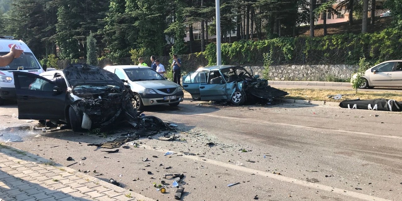 İki otomobilin çarpıştığı kazada 1 kişi öldü, 6 kişi yaralandı