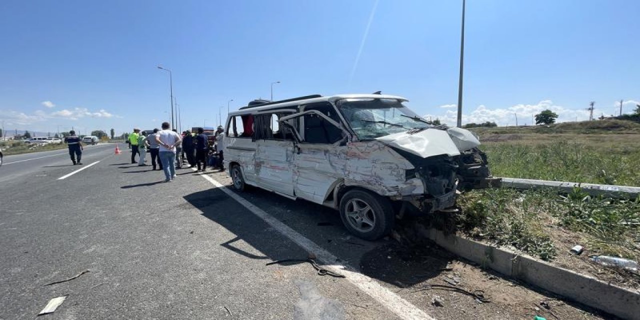 Minibüs ile kamyonetin çarpışması sonucu 1 kişi öldü, 14 kişi yaralandı